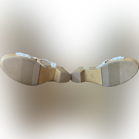 Universal Thread, women’s sandals, small heel, size 6 1/2, cute floral pattern - Picture 6 of 15